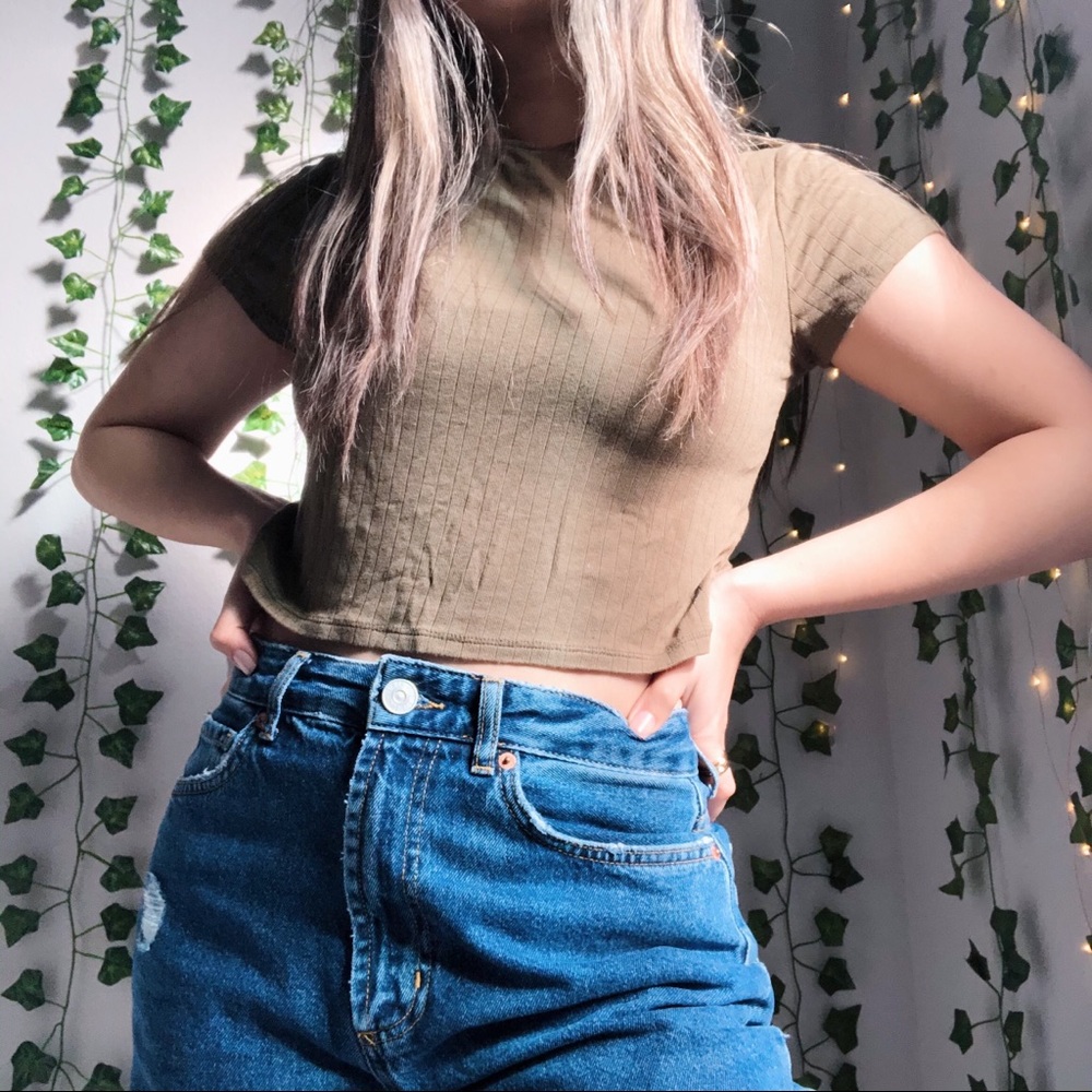 GREEN MOCK NECK TEE